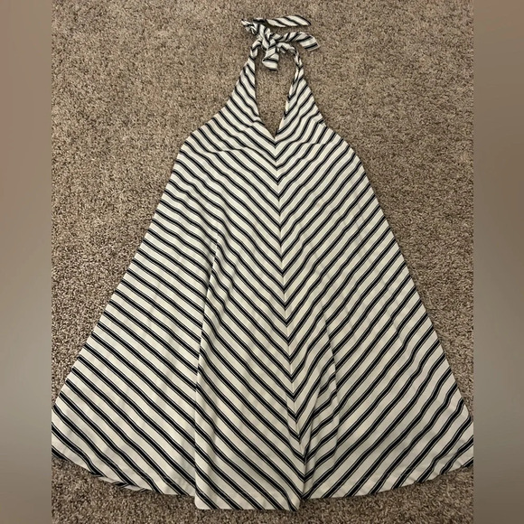 Halter neck dress - Picture 1 of 3